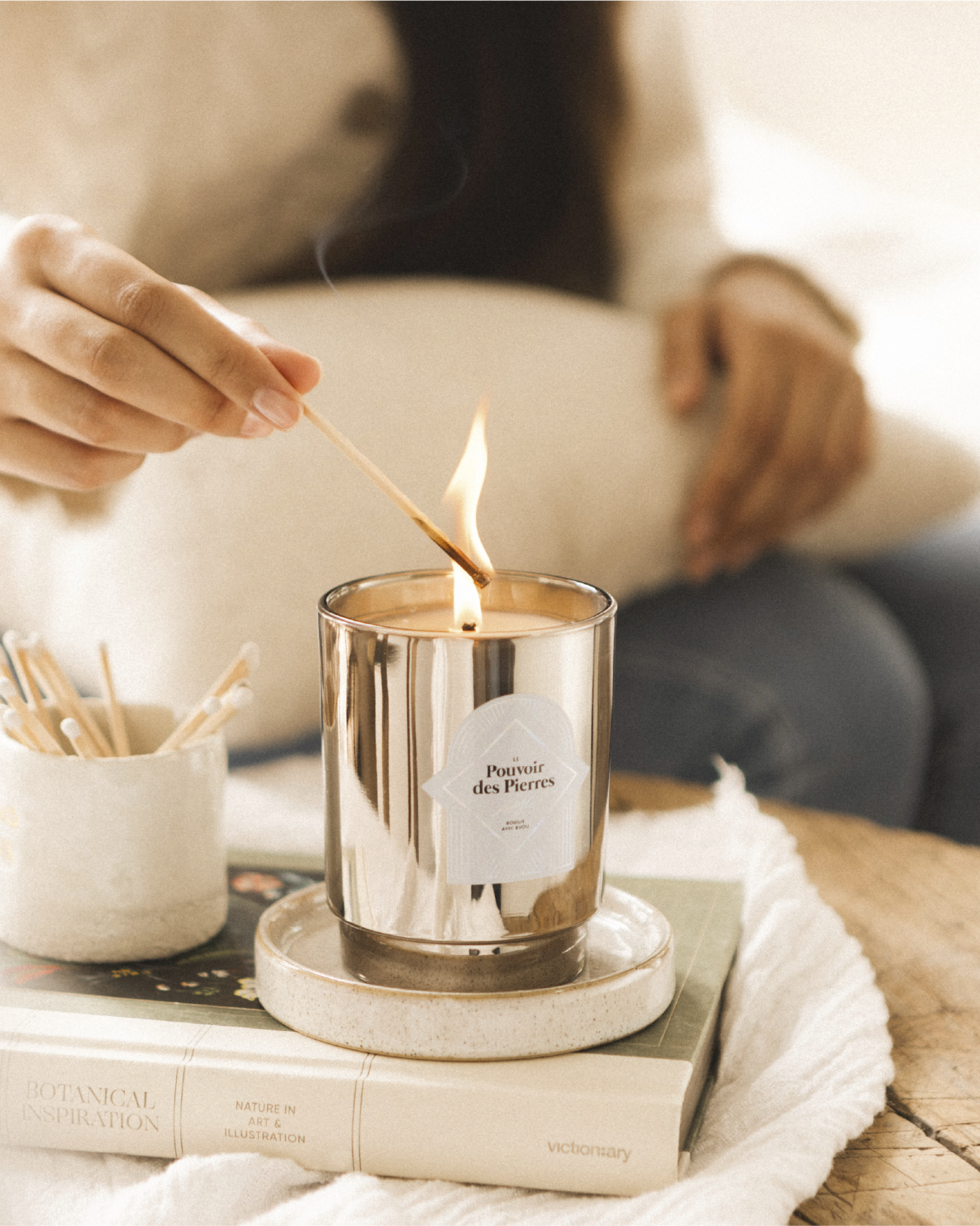 Geurkaars met sieraad Le Pouvoir des Pierres