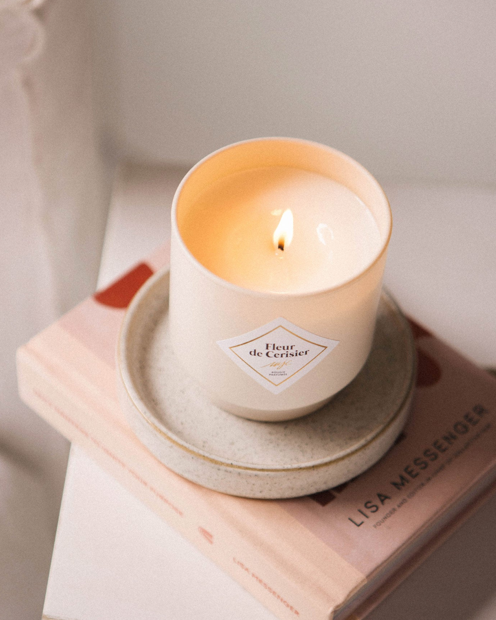 Geurkaars met sieraad Fleur de Cerisier